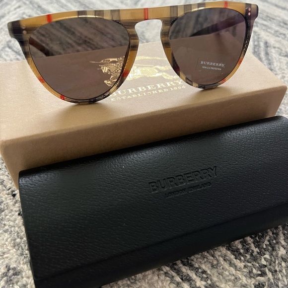 NIB 100% Authentic Burberry Unisex Acetate Sunglasses - Picture 2 of 4